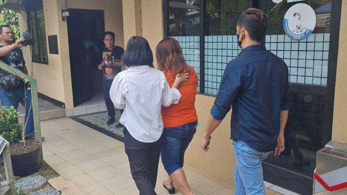 Menipu dan Bawa Kabur 10 Mobil, Perempuan Rambut Pirang Ditangkap Polisi